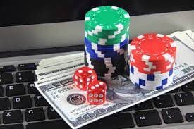 Antarmuka permainan Domino QQ di platform 85 2d dengan kartu dan statistik pemain